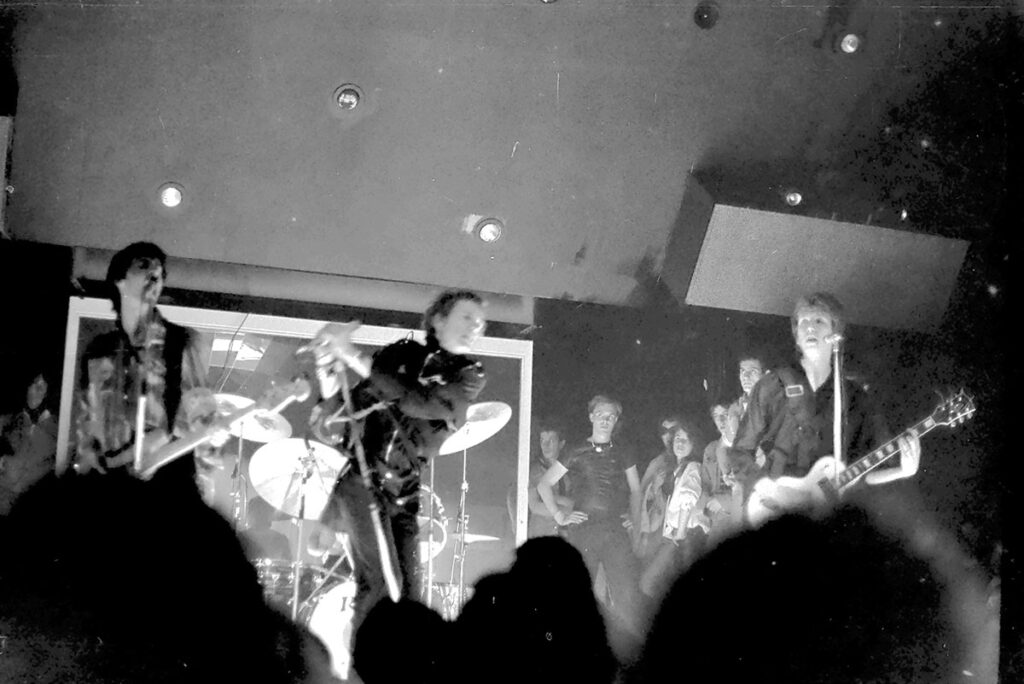 1976.09.03-Sex-Pistols-Pascal-et-Berangere-HiePH07-1024x684 Sex Pistols (03 et 05/09/76)
