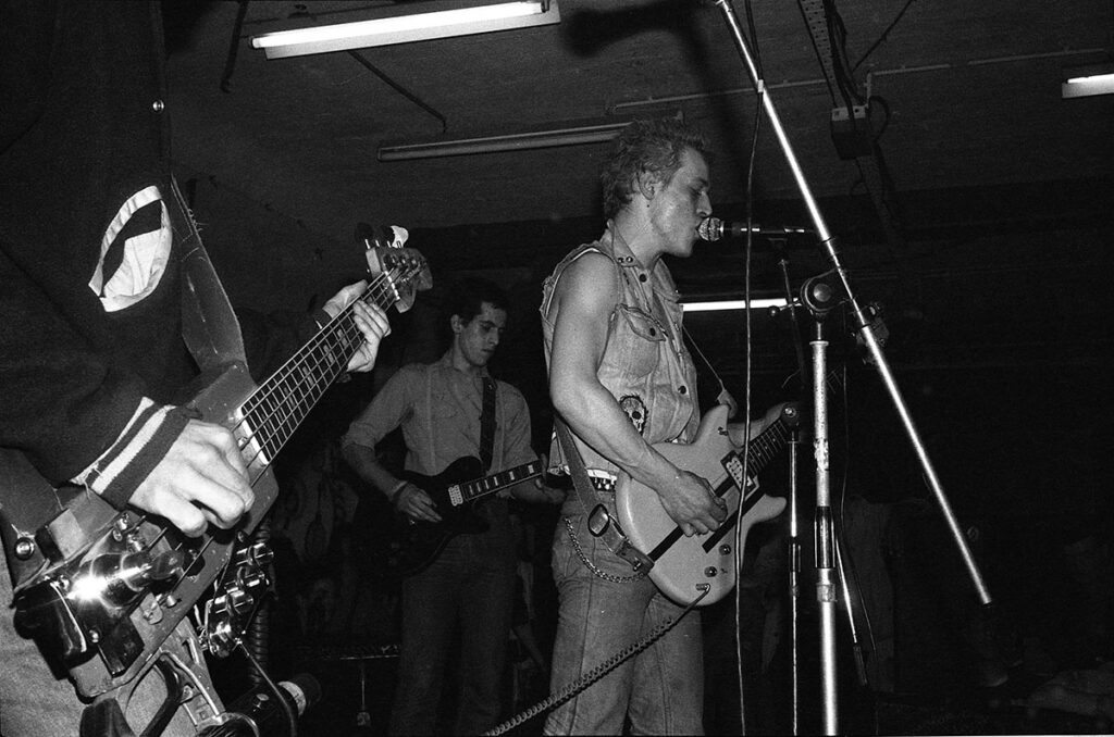 1982.05-TOH-Porte-Brigades-Lydie-Barbarian-GoubardPH24-1024x678 "Rock in squatt" (06/05/82)