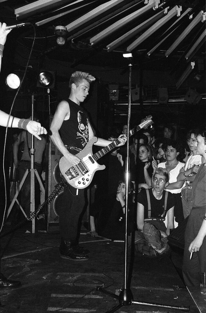 1982.05-Theatre-Corazon-Brigades-Lydie-Barbarian-GoubardPH24-675x1024 Theatre of Hate (25 et 26/05/82)