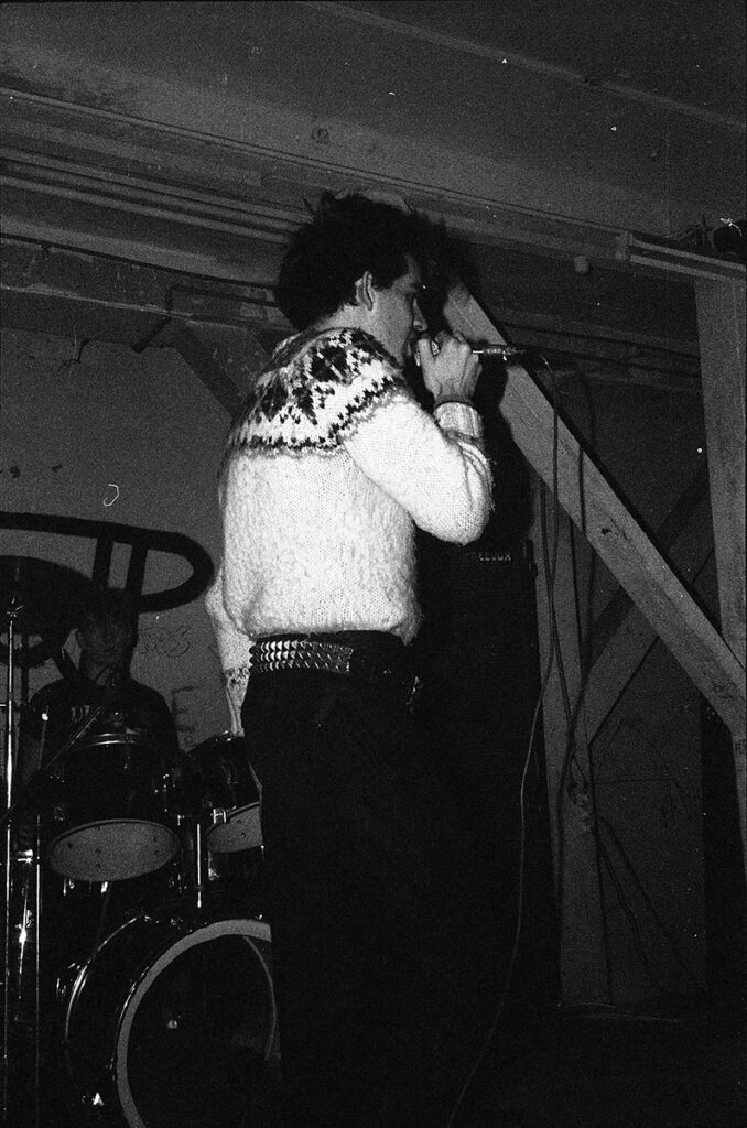 1982.11-UK-Decay-Brigades-Lydie-Barbarian-GoubardPH12-678x1024 "Rock in squatt" Brigades, UK Decay (03/11/82)