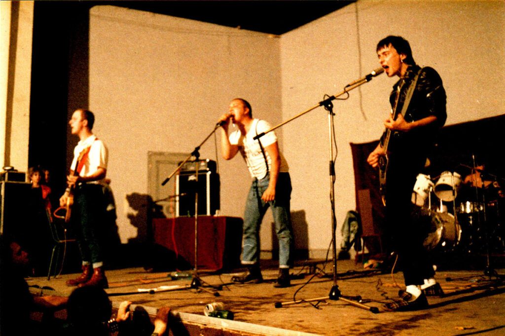 Komintern-Sect-1984.06.16-02-1024x681 Reich Orgasm, Brutal Combat, Komintern Sect, les Collabos (16/06/84)