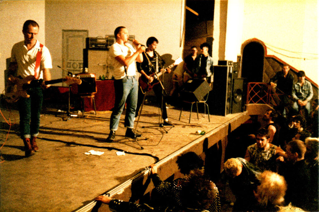 Komintern-Sect-1984.06.16-03-1024x682 Reich Orgasm, Brutal Combat, Komintern Sect, les Collabos (16/06/84)