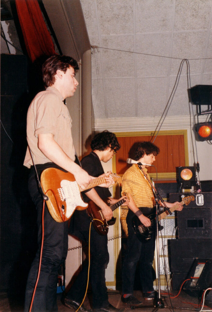 Thugs-Live-1985.02.01-03-695x1024 Les Thugs, Hot Pants, Snapping Boys (01/02/85)