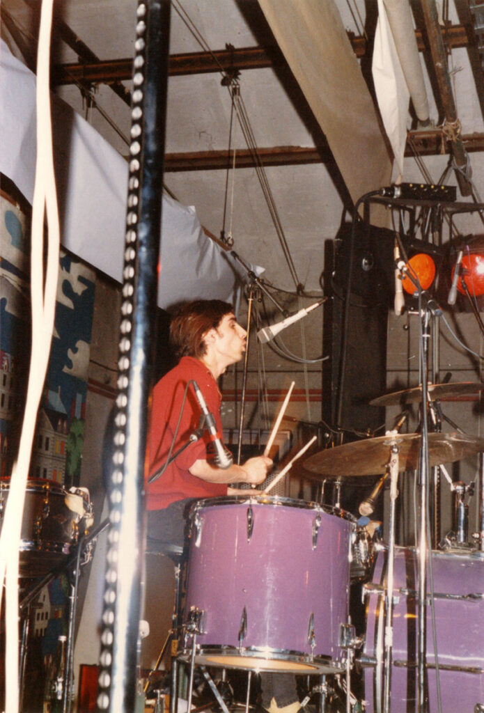 Thugs-Live-1985.02.01-06-695x1024 Les Thugs, Hot Pants, Snapping Boys (01/02/85)