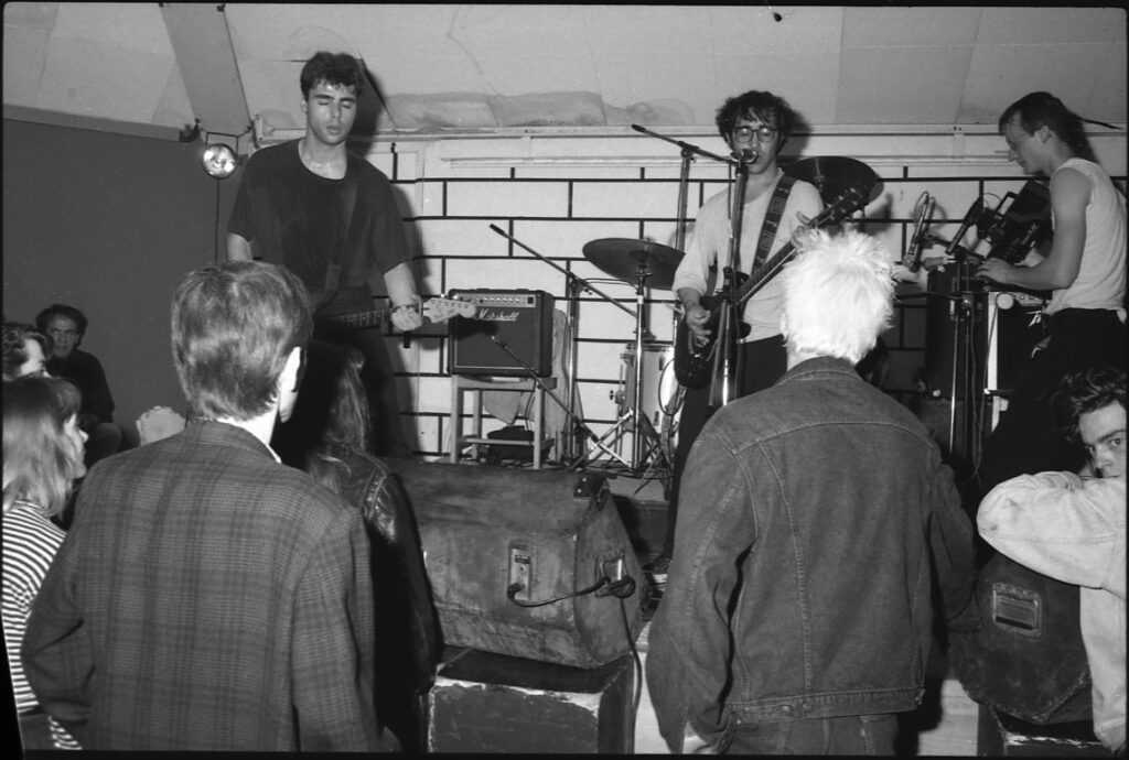 1988.06.18-Thugs-Francois-PoulainPH01-1024x690 Exile, Leslie, Phoenix, Ausweis, les Thugs (18/06/88)