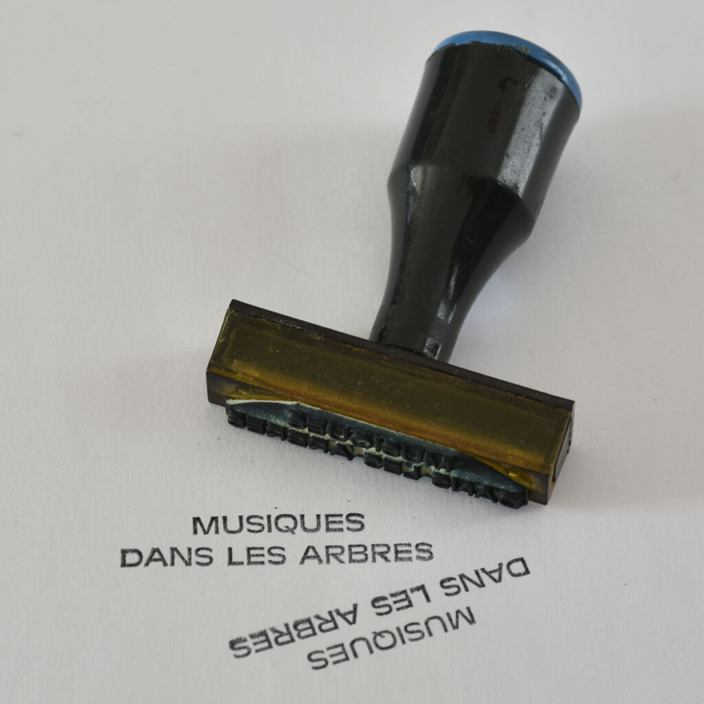 1982.06.05-Musiques-dans-les-arbres-Tampon01-Oreille-est-Hardie-3-1024x1024 NEGATIF : Tampons et contremarques du Confort Moderne