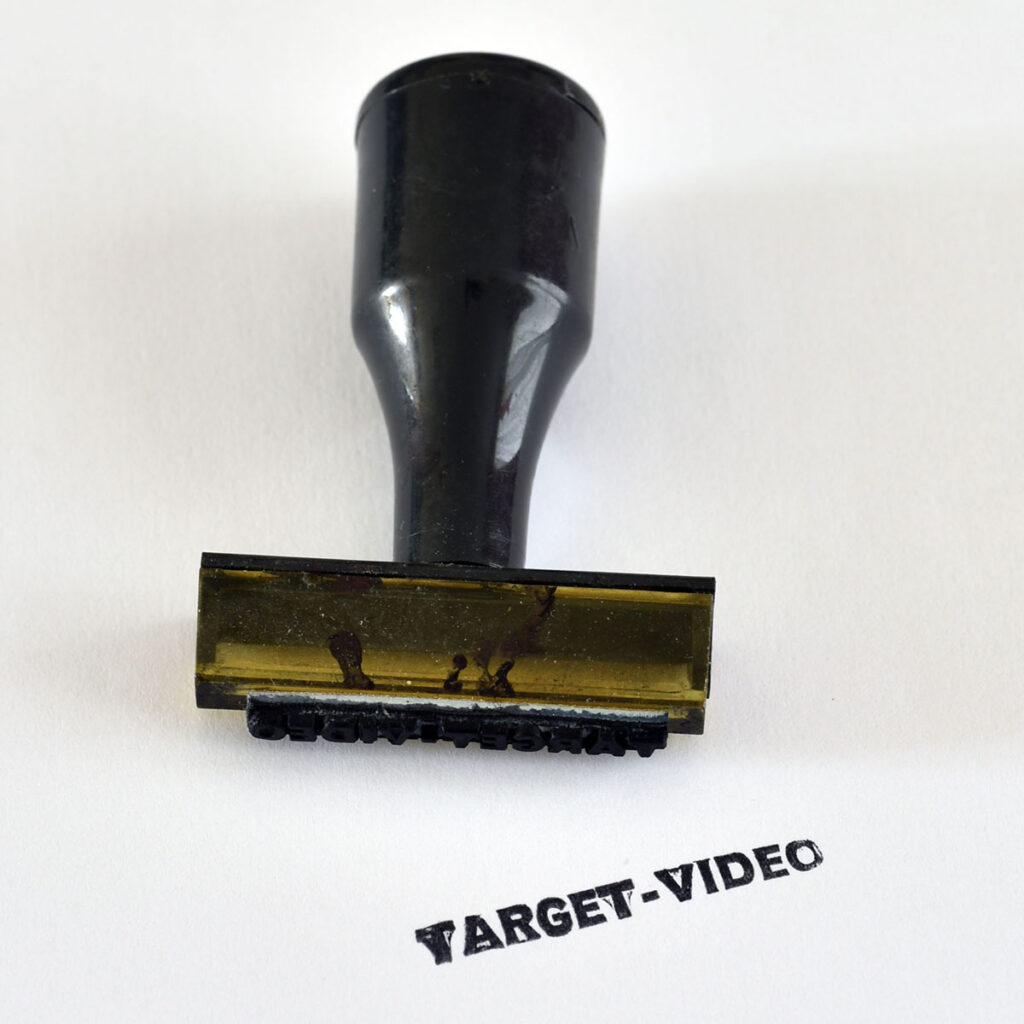 1982.12.10-Target-video-Tampon01-Oreille-est-Hardie-1024x1024 NEGATIF : Tampons et contremarques du Confort Moderne