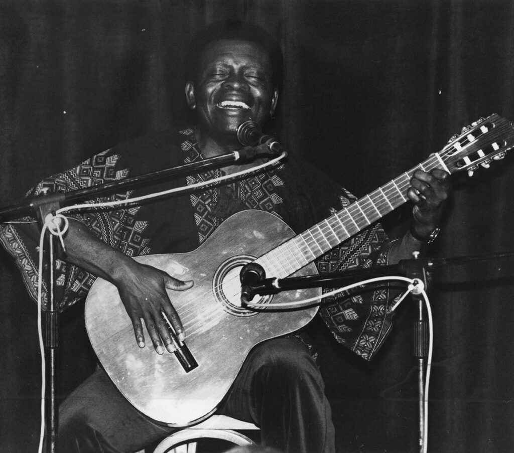 1983.10.07-Photo01-51-Z-2-Bebey-1024x903 Francis Bebey (07 et 08/10/83)