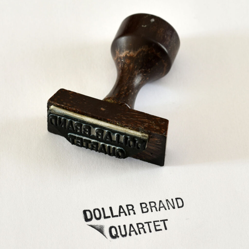 Dollar-Brand-Quartet-Tampon01-Oreille-est-Hardie-1024x1024 NEGATIF : Tampons et contremarques du Confort Moderne