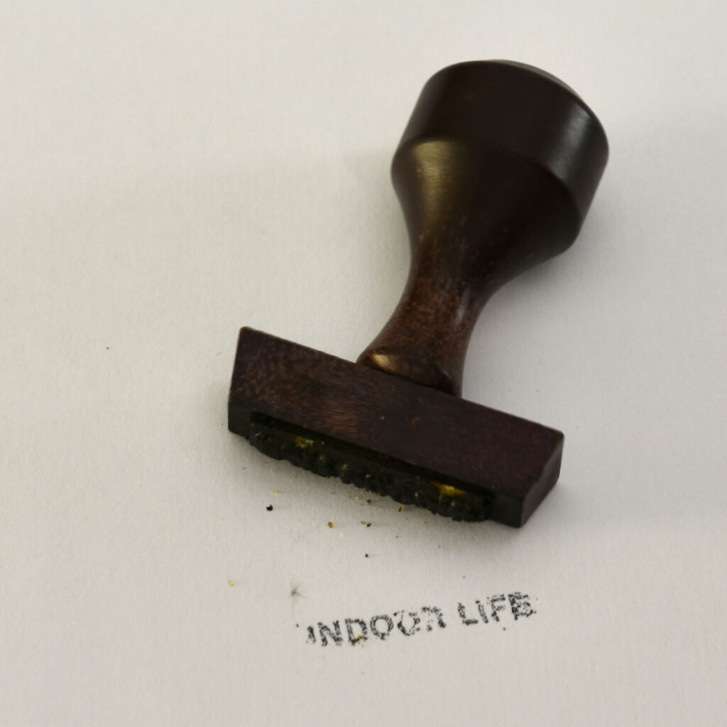 Indoor-life-Tampon01-Oreille-est-Hardie-1024x1024 NEGATIF : Tampons et contremarques du Confort Moderne