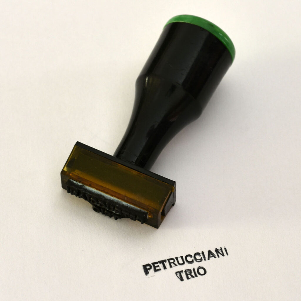 Petrucciani-Tampon01-Oreille-est-Hardie-1024x1024 NEGATIF : Tampons et contremarques du Confort Moderne