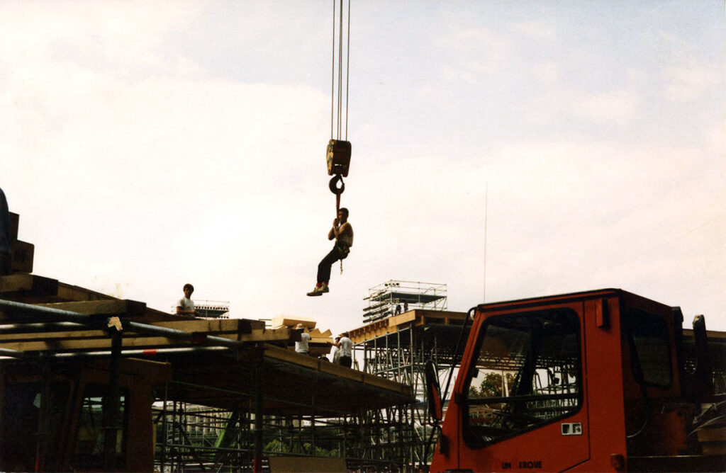 1989.06.17-Johnny-Halliday-Tour-Eiffel-Photo01-Bruno-Cavedo254-1024x668 Construction de la scène au pied de la tour Eiffel pour le concert de Johnny Hallyday (06/89)