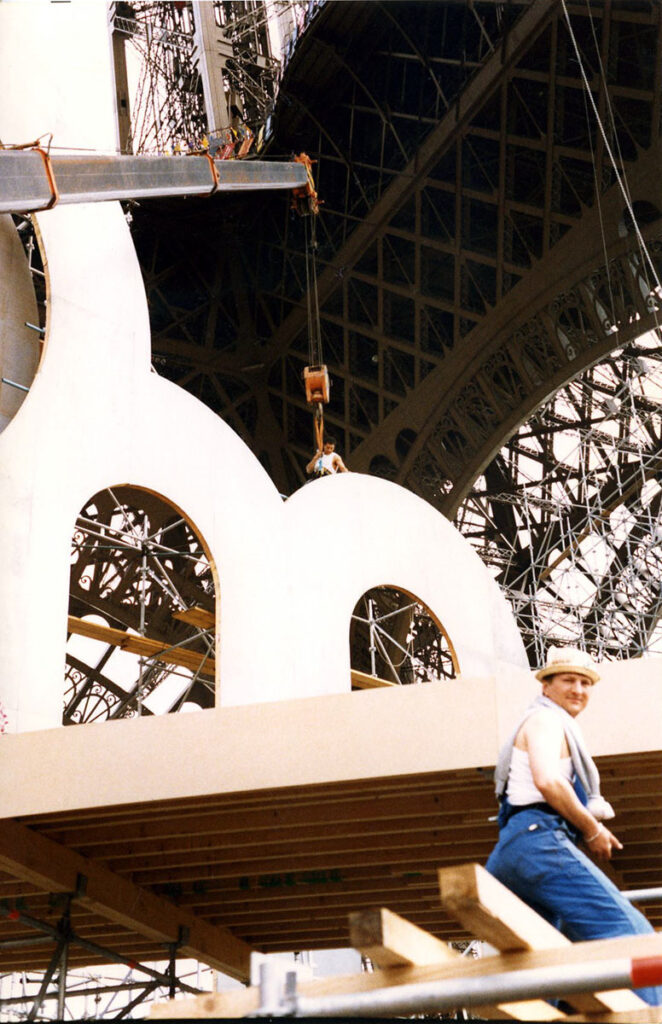 1989.06.17-Johnny-Halliday-Tour-Eiffel-Photo01-Bruno-Cavedo255-662x1024 Construction de la scène au pied de la tour Eiffel pour le concert de Johnny Hallyday (06/89)