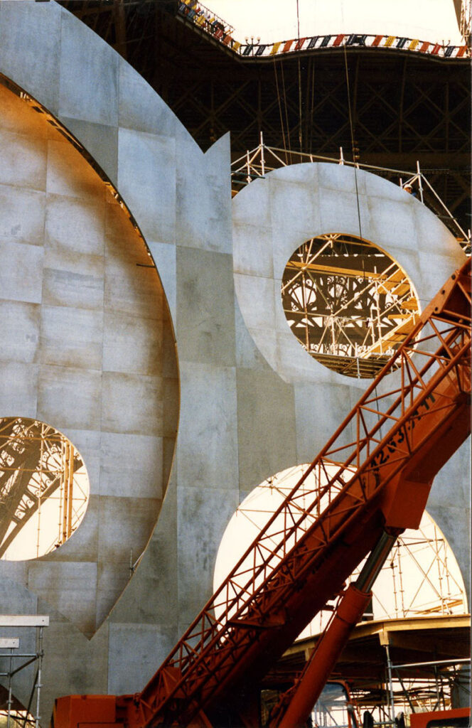 1989.06.17-Johnny-Halliday-Tour-Eiffel-Photo01-Bruno-Cavedo260-664x1024 Construction de la scène au pied de la tour Eiffel pour le concert de Johnny Hallyday (06/89)