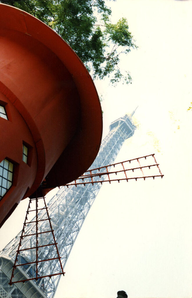 1989.06.17-Johnny-Halliday-Tour-Eiffel-Photo01-Bruno-Cavedo263-661x1024 Construction de la scène au pied de la tour Eiffel pour le concert de Johnny Hallyday (06/89)