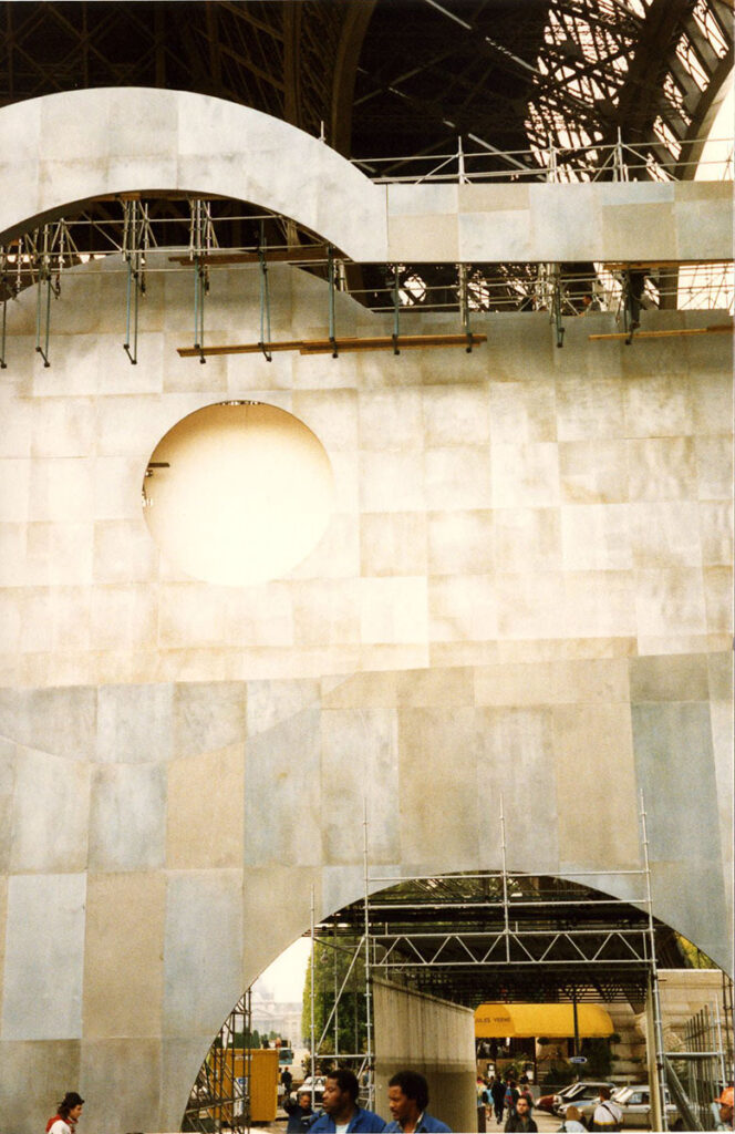 1989.06.17-Johnny-Halliday-Tour-Eiffel-Photo01-Bruno-Cavedo266-664x1024 Construction de la scène au pied de la tour Eiffel pour le concert de Johnny Hallyday (06/89)