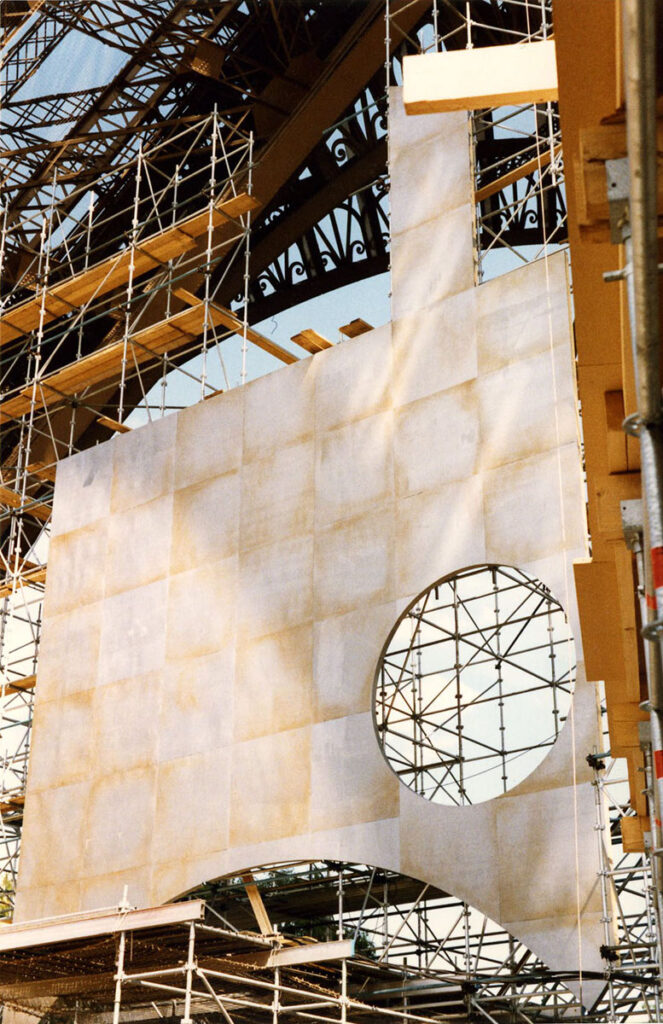 1989.06.17-Johnny-Halliday-Tour-Eiffel-Photo01-Bruno-Cavedo269-663x1024 Construction de la scène au pied de la tour Eiffel pour le concert de Johnny Hallyday (06/89)